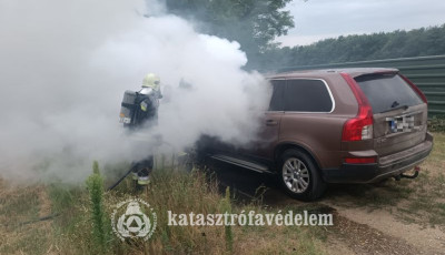 Kigyulladt egy szem&eacute;lyg&eacute;pkocsi motortere P&aacute;p&aacute;n