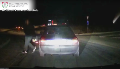Zavarta a k&ouml;dl&aacute;mpa, b&uuml;ntetőf&eacute;kez&eacute;ssel gondolta megoldani a helyzetet egy f&eacute;rfi Lit&eacute;r fel&eacute; &ndash; VIDE&Oacute;