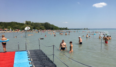 Ingyen lehet csobbanni kora reggel &eacute;s este Alm&aacute;di 4 strandj&aacute;n
