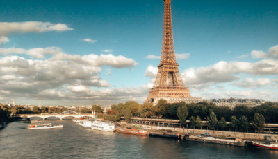 N&eacute;gy f&eacute;rfi holttest&eacute;t sodorta &ouml;ssze a Szajna P&aacute;rizs mellett