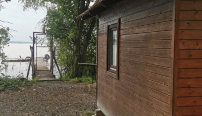 Furcsa fah&aacute;zak nőttek ki a Balaton partj&aacute;n, megy is rajta az illeg&aacute;lis horg&aacute;szat