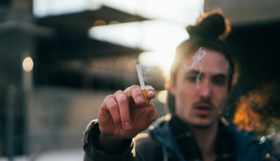 Egyre nehezebben szoknak le a fiatalok a cigiről, nem k&ouml;nny&iacute;tik meg a dolgot az e-cigarett&aacute;k sem