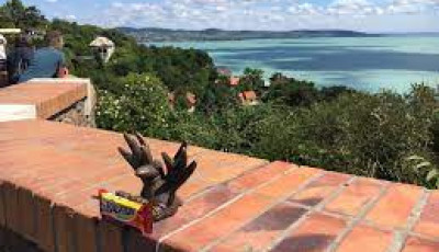 Előker&uuml;lt a tihanyi Gomb&oacute;c Art&uacute;r miniszobor