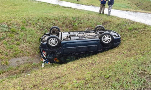 Fejre &aacute;llt egy aut&oacute; Veszpr&eacute;m &eacute;s Nemesv&aacute;mos k&ouml;z&ouml;tt