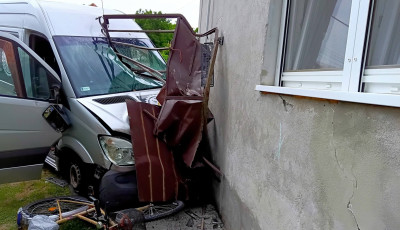 S&ouml;rsz&aacute;ll&iacute;t&oacute; hajtott csal&aacute;di h&aacute;z udvar&aacute;ba Veszpr&eacute;m megy&eacute;ben