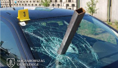 Kir&uacute;gt&aacute;k, ez&eacute;rt egy f&eacute;mrudat &aacute;ll&iacute;tott főn&ouml;ke sz&eacute;lv&eacute;dőj&eacute;be