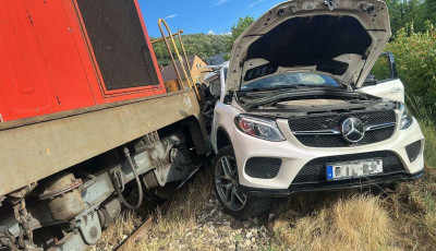 Vonattal &uuml;tk&ouml;z&ouml;tt egy aut&oacute; Epl&eacute;nyben