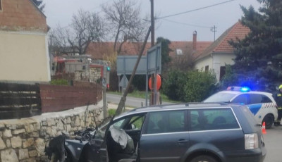 Kőker&iacute;t&eacute;snek &uuml;tk&ouml;z&ouml;tt egy aut&oacute; D&ouml;rgics&eacute;n