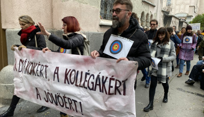 T&ouml;bb mint 10 ezren tiltakoznak m&aacute;r a pedag&oacute;gusok &uacute;j teljes&iacute;tm&eacute;ny&eacute;rt&eacute;kel&eacute;si rendszere ellen