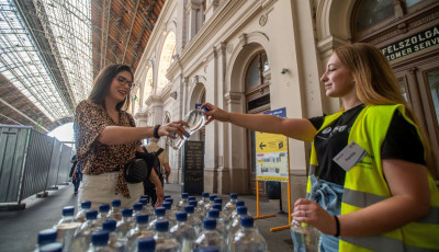 Hős&eacute;griad&oacute; - Ism&eacute;t vizet oszt a M&Aacute;V a melegben