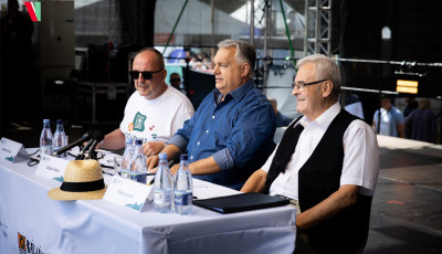 A Harcosok Klubja befulladt, Orb&aacute;n ez&eacute;rt &uacute;jra feltal&aacute;lta a Facebook csoportokat