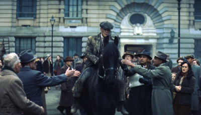 Befutott a Peaky Blinders-film első előzetese - VIDE&Oacute;