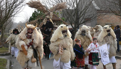 Hamarosan kezdődnek a farsangi b&aacute;lok, ideje elővenni a jelmezeket