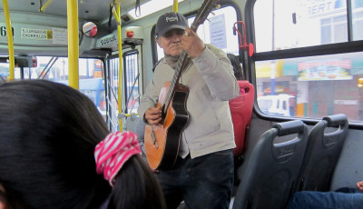 Hadd sz&oacute;ljon - Ny&aacute;resti koncertek a V-busz j&aacute;ratain