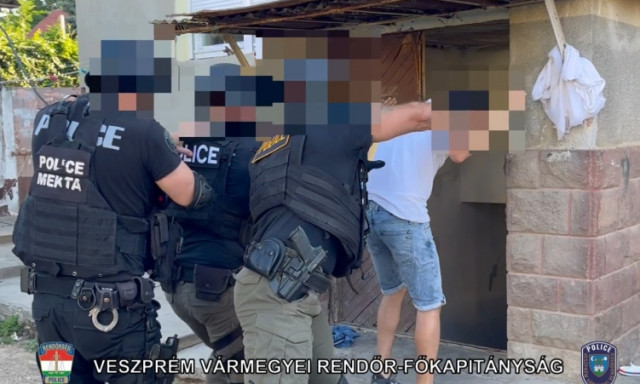 P&eacute;nzt k&ouml;vetelt &eacute;s fenyegetőz&ouml;tt a testv&eacute;rp&aacute;r, a rendőr&ouml;k mentek &eacute;rt&uuml;k