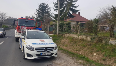Karjukban egy 97 &eacute;ves h&ouml;lgyet mentettek ki a rendőr&ouml;k az &eacute;gő h&aacute;zb&oacute;l