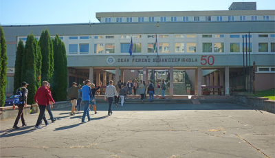 T&ouml;meges m&eacute;rgez&eacute;s lett a di&aacute;kcs&iacute;nyből: k&ouml;zel 40 tanul&oacute; lett rosszul egy zalaegerszegi iskol&aacute;ban