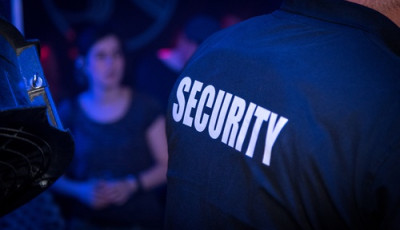 Kidobt&aacute;k a balatonf&uuml;redi bulib&oacute;l, t&ouml;lt&ouml;tt fegyverrel ment vissza, hogy revansot vegyen az őr&ouml;k&ouml;n