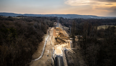 Egy &eacute;v ut&aacute;n v&eacute;gre t&ouml;rt&eacute;nik valami az Ajka&ndash;Veszpr&eacute;m vas&uacute;tvonalon - Bontj&aacute;k a t&ouml;lt&eacute;st