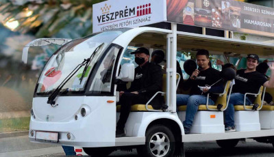 A v&aacute;ros k&uuml;l&ouml;nb&ouml;ző pontjain teremtett l&eacute;lekemelő hangulatot a Petőfi Sz&iacute;nh&aacute;z