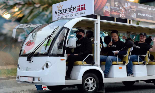 A v&aacute;ros k&uuml;l&ouml;nb&ouml;ző pontjain teremtett l&eacute;lekemelő hangulatot a Petőfi Sz&iacute;nh&aacute;z