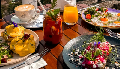 F&uuml;rjtoj&aacute;ssal &eacute;s baconbe tekert grillezett libam&aacute;jjal v&aacute;r Ap&aacute;ts&aacute;gi Rege Cukr&aacute;szd&aacute;ban