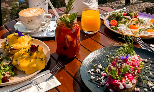 F&uuml;rjtoj&aacute;ssal &eacute;s baconbe tekert grillezett libam&aacute;jjal v&aacute;r Ap&aacute;ts&aacute;gi Rege Cukr&aacute;szd&aacute;ban