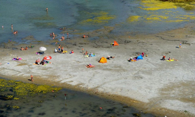 M&aacute;ris 15 centim&eacute;ternyi v&iacute;z hi&aacute;nyzik a Balatonb&oacute;l &ndash; Az előrejelz&eacute;s szerint ez a sz&aacute;m ny&aacute;ron m&eacute;g rosszabb lehet