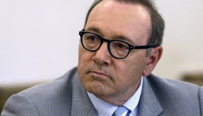 V&aacute;dat emeltek Angli&aacute;ban Kevin Spacey ellen &ndash; M&eacute;gsem fog j&aacute;tszani a tat&aacute;rj&aacute;r&aacute;sr&oacute;l sz&oacute;l&oacute; filmben
