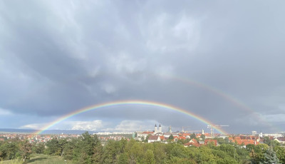 Dupla sziv&aacute;rv&aacute;ny t&uuml;nd&ouml;k&ouml;lt Veszpr&eacute;m felett &ndash; Gy&ouml;ny&ouml;rű fot&oacute;k k&eacute;sz&uuml;ltek