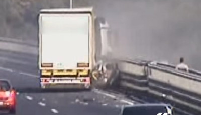 Vide&oacute;n a Kőr&ouml;shegyi V&ouml;lgyh&iacute;don t&ouml;rt&eacute;nt baleset - Pillanatokon m&uacute;lt a sofőr &eacute;lete - VIDE&Oacute;