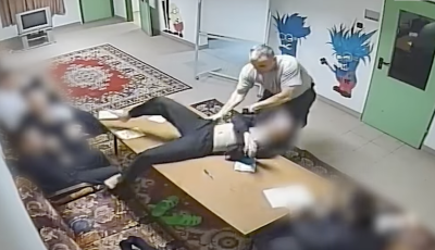 Kir&aacute;ngatta a padb&oacute;l, r&aacute;taposott &eacute;s megr&uacute;gta - Vide&oacute;n, ahogy a Szőlő utcai igazgat&oacute; b&aacute;ntalmaz egy fiatalt