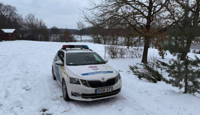 Beszakadt alatta a j&eacute;g, m&eacute;gsem &aacute;llt meg - Rendőr mentette meg a fiatal nőt - VIDE&Oacute;