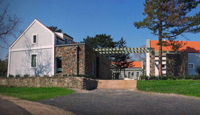 Id&eacute;n ny&aacute;ron is lek&ouml;lt&ouml;zik a Balaton &eacute;szaki partj&aacute;ra a Th&aacute;lia Sz&iacute;nh&aacute;z