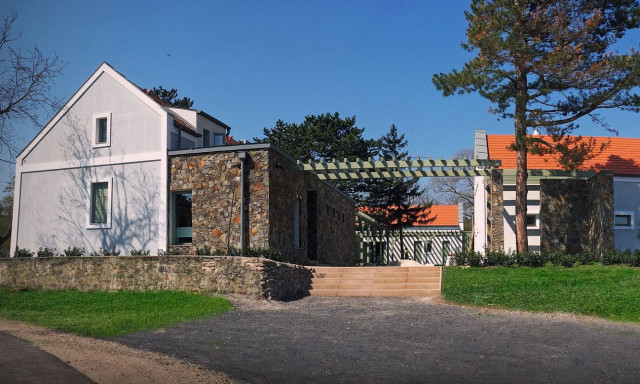Id&eacute;n ny&aacute;ron is lek&ouml;lt&ouml;zik a Balaton &eacute;szaki partj&aacute;ra a Th&aacute;lia Sz&iacute;nh&aacute;z