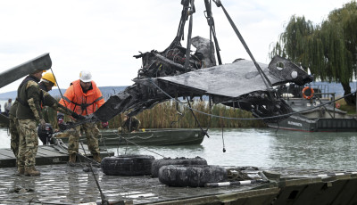 M&aacute;sodik vil&aacute;gh&aacute;bor&uacute;s magyar vad&aacute;szg&eacute;p roncsait emelt&eacute;k ki a v&iacute;zből Balatonakaratty&aacute;n