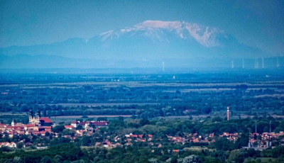 M&eacute;g a Bakonyb&oacute;l is l&aacute;tsz&oacute;dott a Schneeberg havas cs&uacute;csa