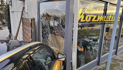 Motorboltba csap&oacute;dott egy aut&oacute; V&aacute;rpalot&aacute;n