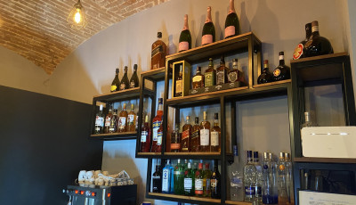 &Eacute;rkezik a Wine &amp; Vinyl borb&aacute;r &eacute;s lemezbolt Veszpr&eacute;mbe