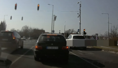 Mit nekem piros l&aacute;mpa? Megint civil aut&oacute;kb&oacute;l ellenőriztek a rendőr&ouml;k Veszpr&eacute;mben - VIDE&Oacute;