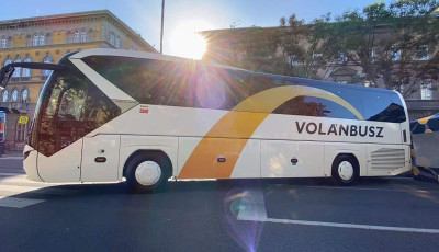 Belek&ouml;t&ouml;tt a buszsofőrbe, meg&uuml;t&ouml;tte az egyik utast, lesz&aacute;ll&iacute;tott&aacute;k - Egy m&aacute;sik buszon folytatta a balh&eacute;t