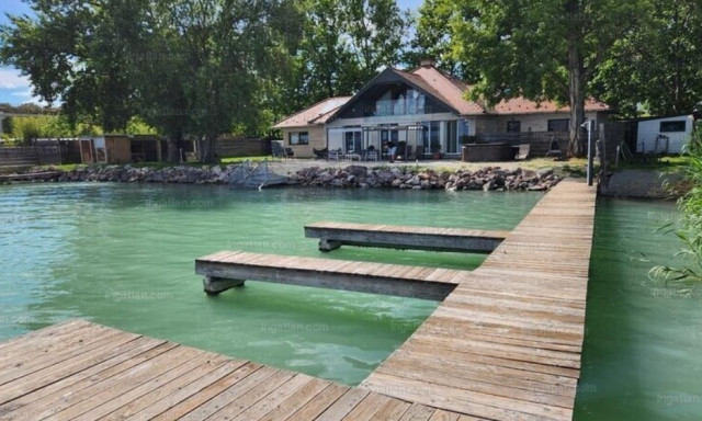 Ha van 4,7 milli&aacute;rdod, m&aacute;r viheted is a Balaton egyik legmenőbb mag&aacute;nbirtok&aacute;t!