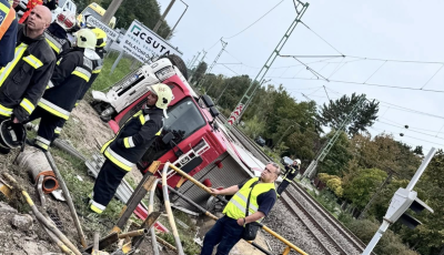 H&iacute;v&aacute;sra siető tűzolt&oacute;aut&oacute; tarolta le a vas&uacute;ti gyalog&aacute;tj&aacute;r&oacute;t Si&oacute;fokon