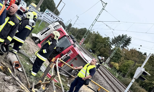 H&iacute;v&aacute;sra siető tűzolt&oacute;aut&oacute; tarolta le a vas&uacute;ti gyalog&aacute;tj&aacute;r&oacute;t Si&oacute;fokon