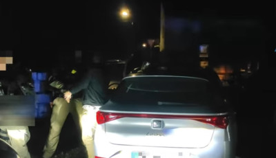 Aut&oacute;j&aacute;ban csaptak le a k&aacute;bszer-d&iacute;lerre a veszpr&eacute;mi rendőr&ouml;k - VIDE&Oacute;