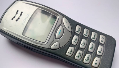 Kisziv&aacute;rgott egy k&eacute;p a 25 &eacute;v ut&aacute;n felt&aacute;masztott Nokia 3210-ről - &Iacute;gy n&eacute;z ki a 2024-es kiad&aacute;s!