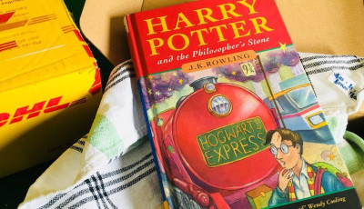 T&ouml;bb mint 33 milli&oacute; forint&eacute;rt kelt el a Harry Potter &eacute;s a b&ouml;lcsek k&ouml;ve első kiad&aacute;s&aacute;nak egy p&eacute;ld&aacute;nya