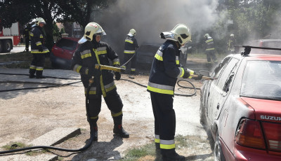 Aut&oacute; &eacute;gett egy veszpr&eacute;mi parkol&oacute;ban