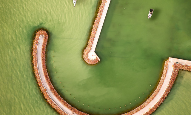 Hatalmas smiley-t kapott lencsev&eacute;gre a veszpr&eacute;mi fot&oacute;s a Balatonon