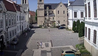 Felborult egy daru a veszpr&eacute;mi v&aacute;rban &ndash; VIDE&Oacute;